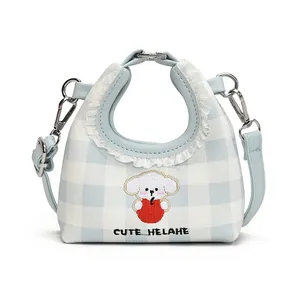 Borsa a scacchi bianca e blu con ricamo a cucciolo e bordo in pizzo su sfondo bianco