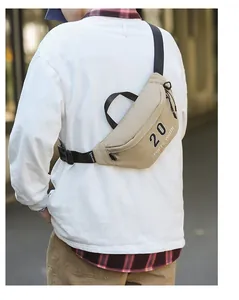Khaki crossbodytas met 'SPORTS YOUTH' print gedragen door model, achteraanzicht