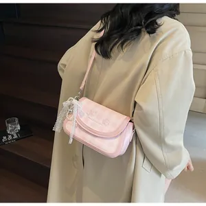 Detail der rosa karierten Baguette-Tasche mit Stickerei und Perlen-Spitzenschleife