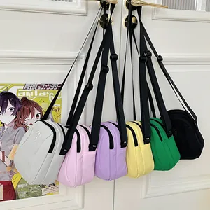 Borse a tracolla minimaliste in nylon in sei colori vivaci appese a una maniglia