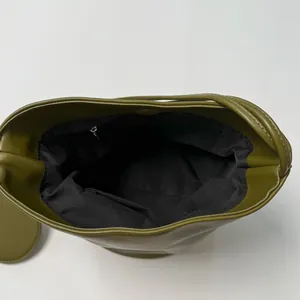 Draufsicht auf olivgrüne minimalistische Beuteltasche mit Innenraum und Reißverschluss