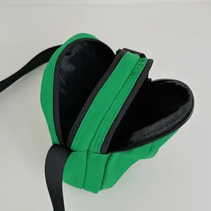 Borsa a conchiglia in nylon verde con doppi scomparti a zip e tracolla regolabile