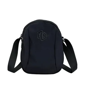 Borsa a tracolla minimalista in nylon nero con ricamo XD per un look quotidiano casual