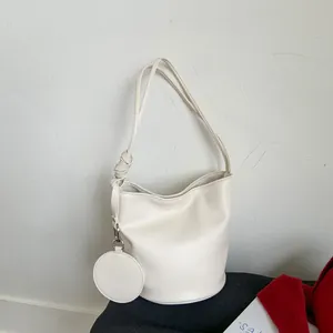 Damen Minimalistische Kunstleder Beuteltasche Mit Knotenriemen Große Kapazität Fashion Tote Bag Mit Rundem Münztaschen Anhänger