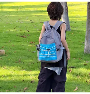 Outdoor vrijetijdsrugzak voor kinderen met blauw trekkoordvak en grijze zijaanzicht