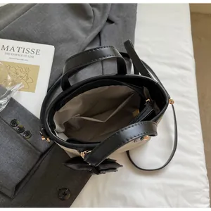 Vue de dessus du sac seau beige montrant les compartiments noirs et l'espace intérieur