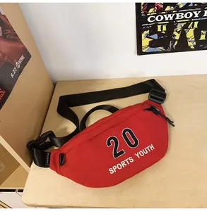 Detailopname van een rode nylon sporttas met nummer 20 op een houten bureau