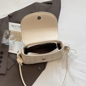 Schicke karierte Baguette-Schultertasche mit Perlenanhänger und Spitzenschal in Creme-Weiß
