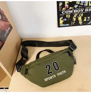 Detail van legergroene sportborsttas met 20 Sports Youth print en verstelbare riem