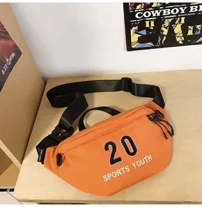 Detail van de oranje sportborsttas met 20 logo en verstelbare zwarte nylon gespband