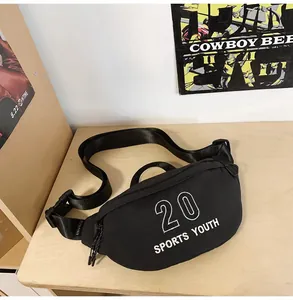 Detail van zwarte canvas borsttas met 20 SPORTS YOUTH print en verstelbare riem met gesp