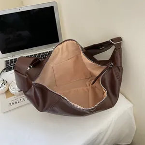 Grand sac bandoulière en cuir PU souple marron foncé avec intérieur spacieux et sangle