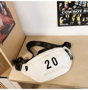 Detail van witte sportborsttas met zwarte 20-print en verstelbare nylon riem
