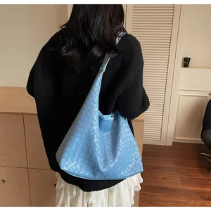 Borsa tote intrecciata azzurra con grande capacità e dettagli in pelle intrecciata