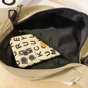 Binnenzijde van de kaki nylon borsttas met ritsvak en weergave van de opslagruimte