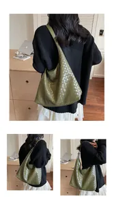 Dettaglio della borsa tote intrecciata verde con design hobo a trama incrociata