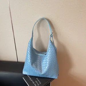 Borsa hobo vintage in pelle intrecciata azzurra con grande capacità e tracolla regolabile