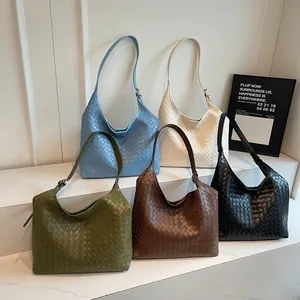 Grande borsa hobo intrecciata minimalista disponibile in cinque eleganti colori moderni