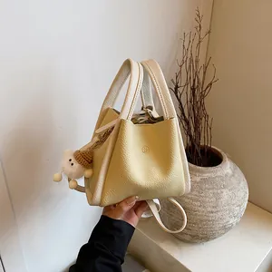 Μόδα Τσάντα Bucket από Δέρμα PU με Υφή Λίτσι Γυναικεία Μινιμαλιστική Τσάντα Ώμου Με Λούτρινο Μπρελόκ Αρκουδάκι Τσάντα Χειρός Streetwear