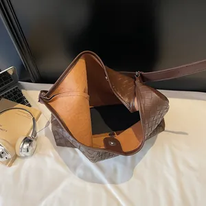 Borsa tote in pelle intrecciata marrone con motivo a trama larga e tracolla