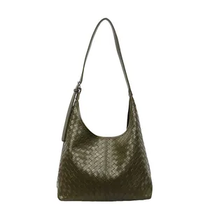 Borsa tote verde scuro in pelle intrecciata con tracolla regolabile e finitura classica