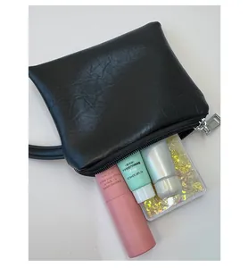 Gros plan sur la texture en cuir PU noir et le zip argenté d'un sac cabas vintage