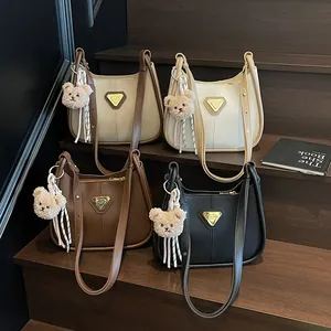 Grand sac fourre-tout minimaliste en quatre coloris avec breloque ours et fermoir doré