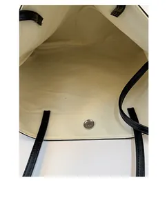 Détail de la fermeture magnétique et de la doublure en toile du grand sac cabas rétro