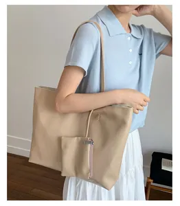 Détail du grand sac cabas beige en similicuir avec petite pochette zippée assortie incluse