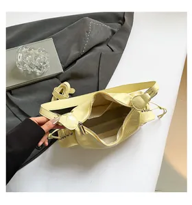 Détail du sac à bandoulière jaune clair montrant la doublure et la petite poche intérieure