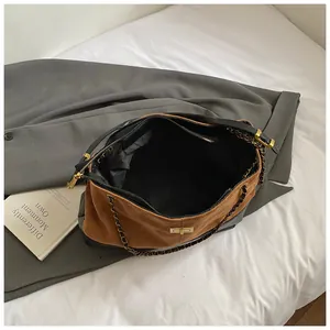 Vue détaillée de l'intérieur spacieux avec textures de cuir et de daim mélangées
