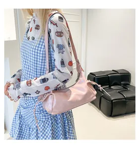 Sac à bandoulière rose clair en cuir brillant avec franges et boucle ajustable