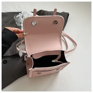 Dettaglio interno della borsa in pelle PU rosa con fibbie magnetiche e tasca con zip