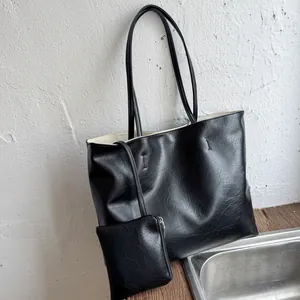 Grand sac cabas noir rétro avec texture froissée et pochette à fermeture éclair assortie