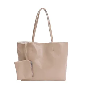 Ensemble sac cabas beige minimaliste avec pochette assortie sur fond blanc épuré