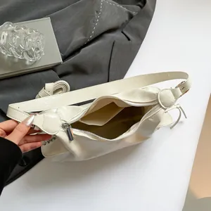 Sac sous le bras en cuir froncé blanc crème avec fermeture éclair argentée et intérieur