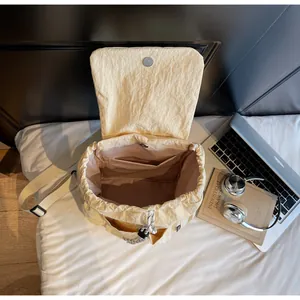Dettaglio della chiusura a coulisse e fodera interna rosa dello zaino per laptop in nylon