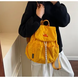 Dettaglio dello zaino in nylon giallo con ricamo rosso You Bear e chiusura a coulisse