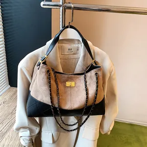 Sac fourre-tout seau rétro bicolore avec daim matelassé et bandoulière chaîne