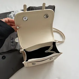 Zaino in pelle PU color crema con fiocco, finiture argento e chiusura magnetica