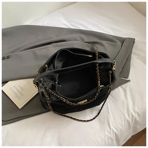Sac fourre-tout bicolore avec bandoulière en chaîne dorée et poche interne