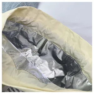 Detalle de bolsa térmica con forro de papel de aluminio y textura de copos de nieve