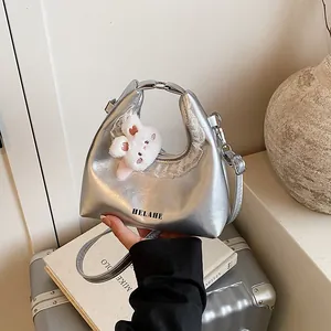 Damen Mode Spitze Cloud Bag PU Leder Handtasche Mit Hase Plüsch Anhänger Süße Umhängetasche Einfarbig Pendler Tote Bag