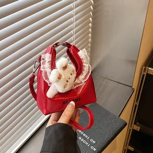 Mini-Wolken-Tasche in Rot mit Spitzenbesatz und süßem Plüschhasen-Anhänger