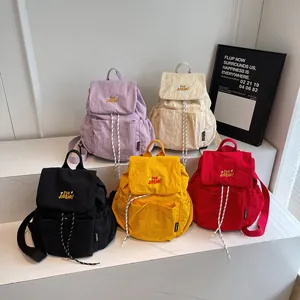 Zaini in nylon impermeabile con coulisse in cinque colori tra cui viola e bianco