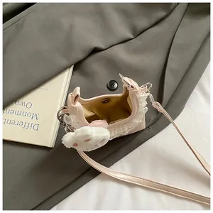 Rosa Wolken-Tasche mit weißem Spitzenbesatz und niedlichem Plüsch-Katzenanhänger