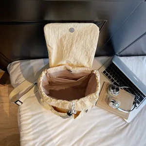 Zaino in nylon beige con coulisse e grande capacità per laptop e uso scolastico quotidiano