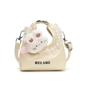 Cremefarbene Mini-Wolken-Tasche mit weißem Spitzenbesatz und süßem Plüschhasen-Anhänger