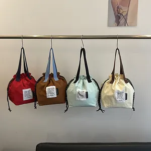 Bolsa de almuerzo minimalista con cordón en rojo, marrón, verde y blanco con asas en contraste