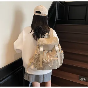 Détail du sac à dos décontracté en nylon beige avec boucle blanche et poche latérale